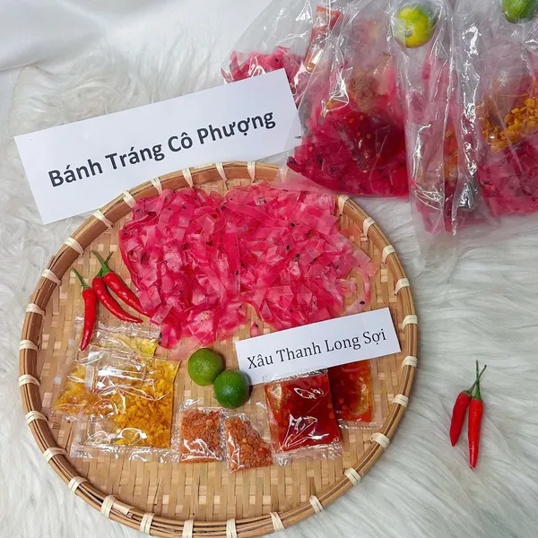 Bánh tráng xâu sợi thanh long