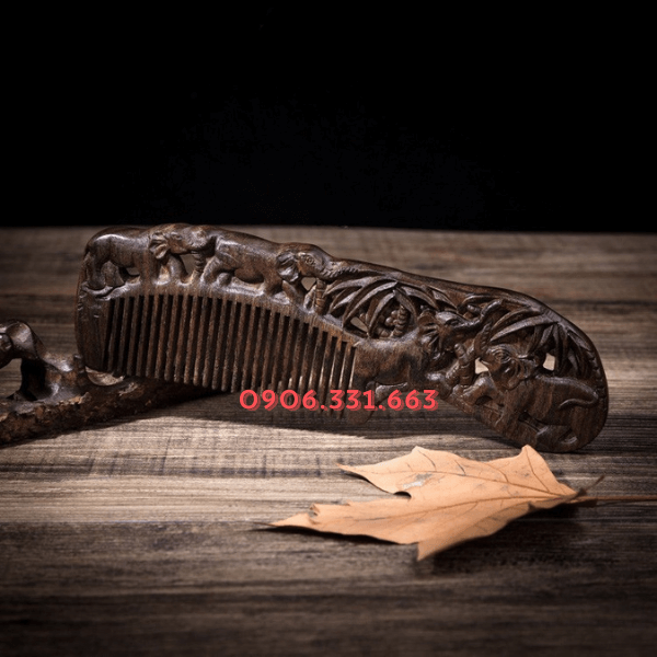 Lược đàn hương khắc hình voi Lược đàn hương khắc hình voi