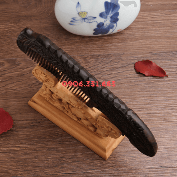 Lược đàn hương khắc hình voi Lược đàn hương khắc hình voi