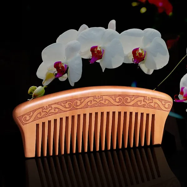 Lược Gỗ Răng Thưa Bằng Gỗ Đào Tự Nhiên – Bí Quyết Chăm Sóc Tóc Tự Nhiên Không Thể Bỏ Qua