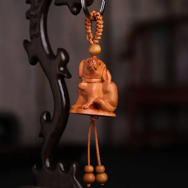 Móc khóa bằng gỗ đào hình con chó