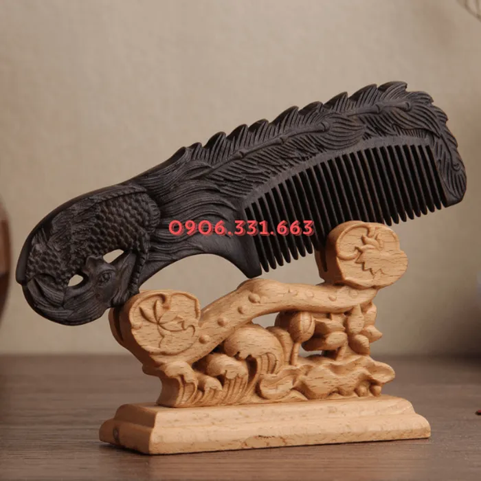 Lược gỗ đàn hương khắc phượng hoàng: Quà tặng thủ công dẫn đầu xu hướng 2025