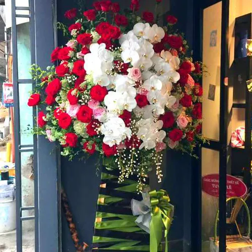 Kệ Hoa Tươi Chúc Mừng 28