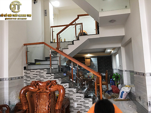 Lan can cầu thang gỗ kết hợp kính cường lực