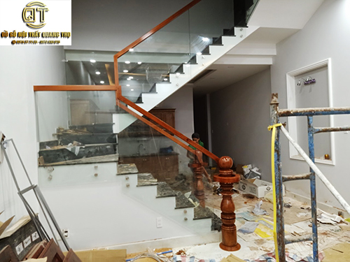 Lan can cầu thang gỗ kết hợp kính cường lực 1