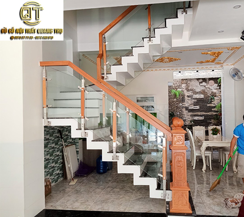 Lan can cầu thang gỗ kết hợp kính cường lực2