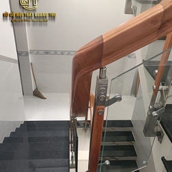 Tay Vịn Gỗ Gõ Đỏ Nam Phi Cho Cầu Thang Kính Hiện Đại