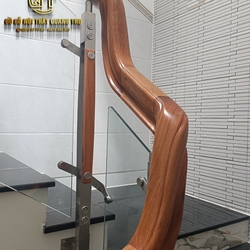 Tay Vịn Gỗ Gõ Đỏ Nam Phi Cho Cầu Thang Kính Hiện Đại