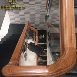 Tay Vịn Gỗ Gõ Đỏ Nam Phi Cho Cầu Thang Kính Hiện Đại