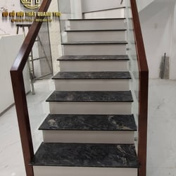 Cầu thang kính tay vịn gỗ tràm vuông giá tốt tại xưởng