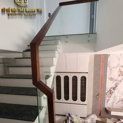 Cầu thang kính tay vịn gỗ tràm vuông giá tốt tại xưởng