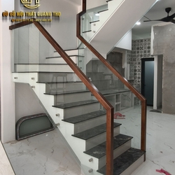 Cầu thang kính tay vịn gỗ tràm vuông giá tốt tại xưởng