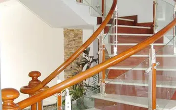 Lan can kính tay vịn gỗ Bình Dương