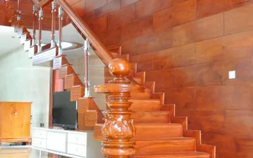 Mẫu Lan Can Kính Tay Vịn Gỗ