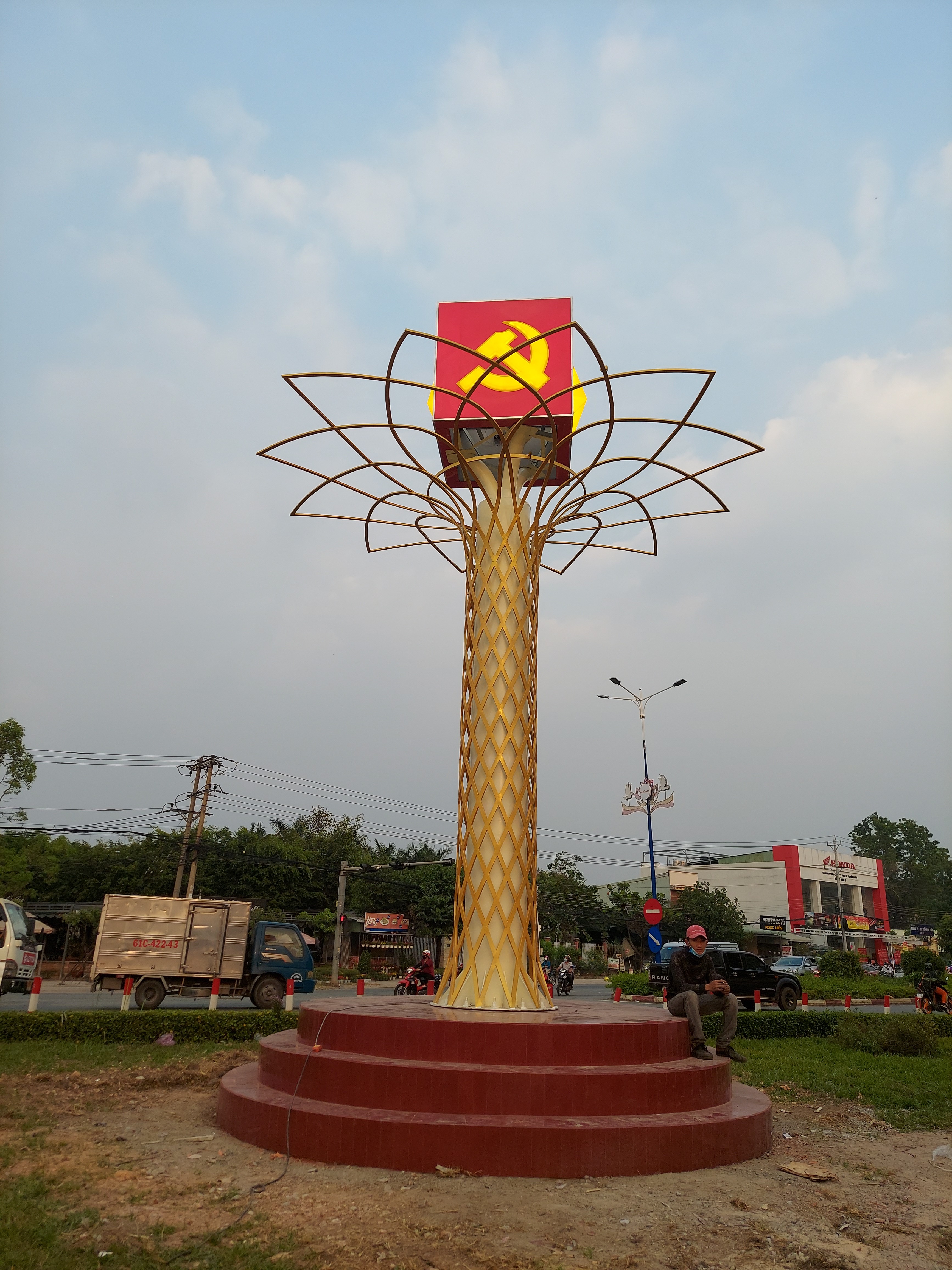 hoàn thành lắp dựng biểu tượng ngã ba công an bến cát đưa vào sử dụng