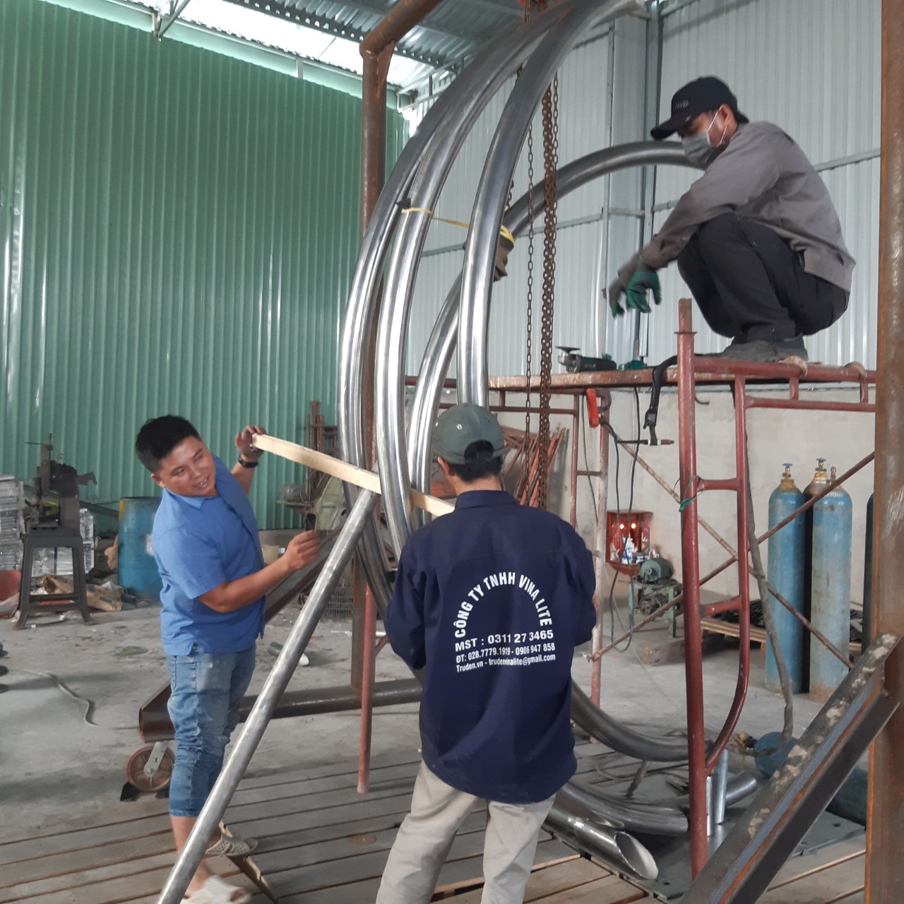 sản xuất tại xưởng - thi công biểu tượng