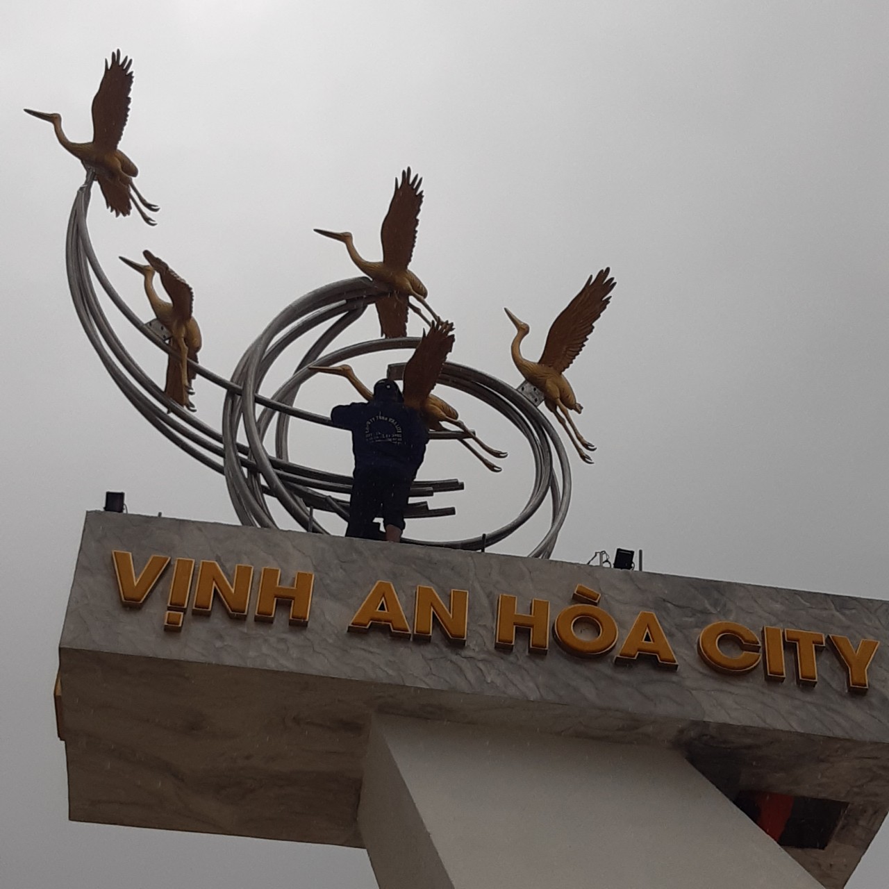 hoàn thành thi công biểu tượng vịn an hòa city