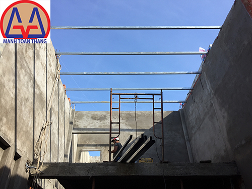 Lắp đặt xà gồ mái nhà cấp 4 gác lửng