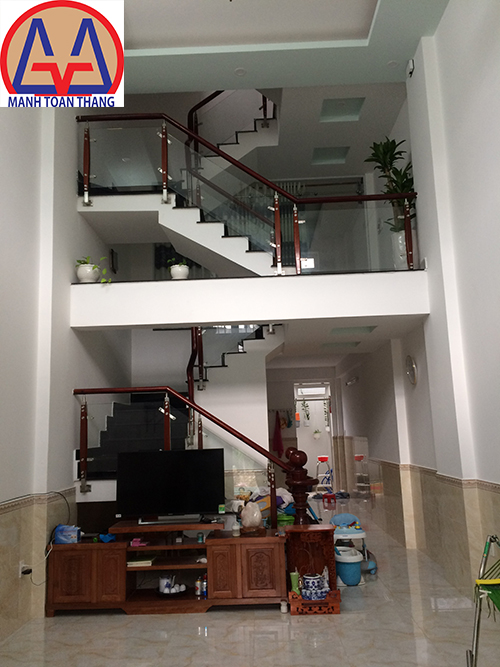 Phòng khách gác lửng nhà phố Quận 12