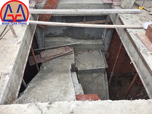 Đổ xong bê tông cầu thang cấp 4 gác lửng