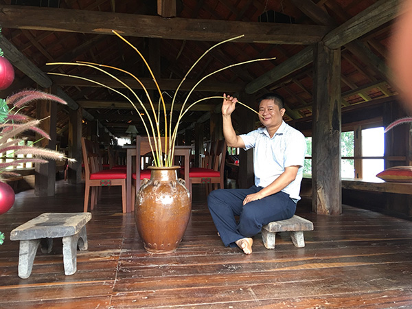 Uống rượu cần nhà Y LAK RESTAURANT