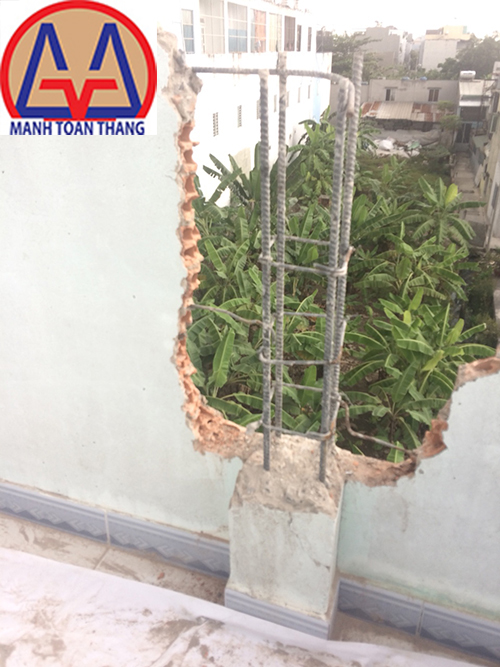 Đập bỏ cột cũ công trình cải tạo Bình Dương