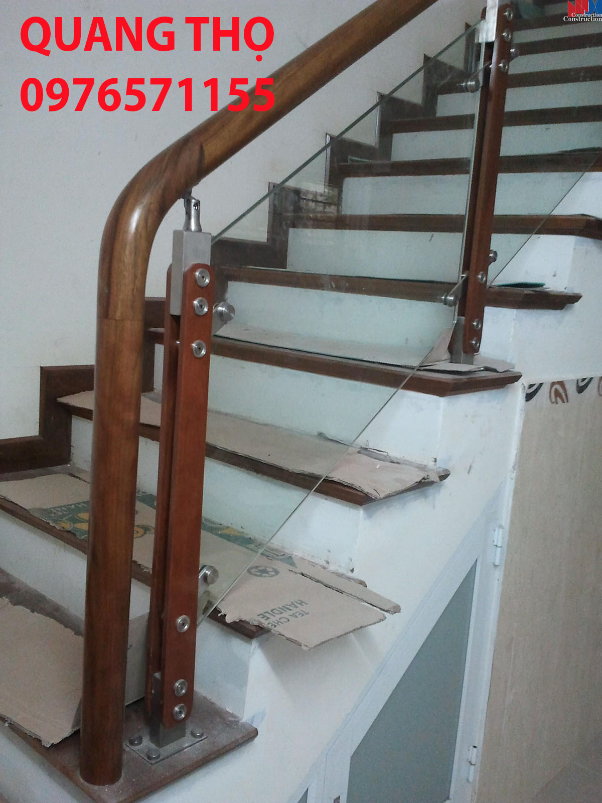 Giá Cầu thang kính gỗ 1