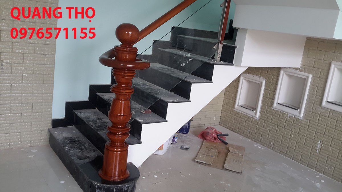 Giá Cầu thang kính gỗ 2