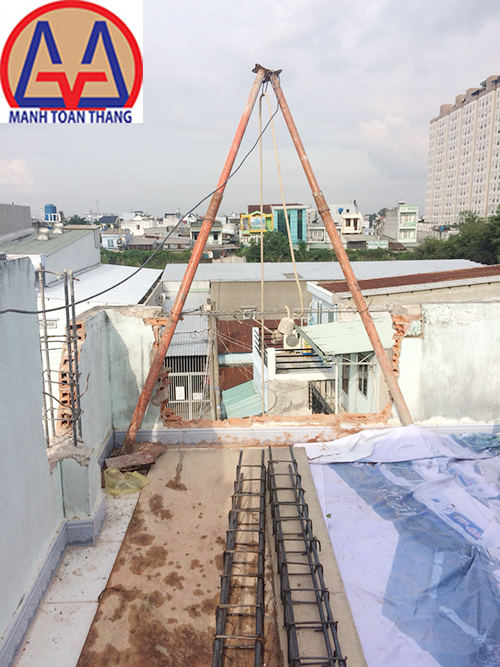 Kéo vật liệu bằng dòng dọc tại công trình cải tạo nhà