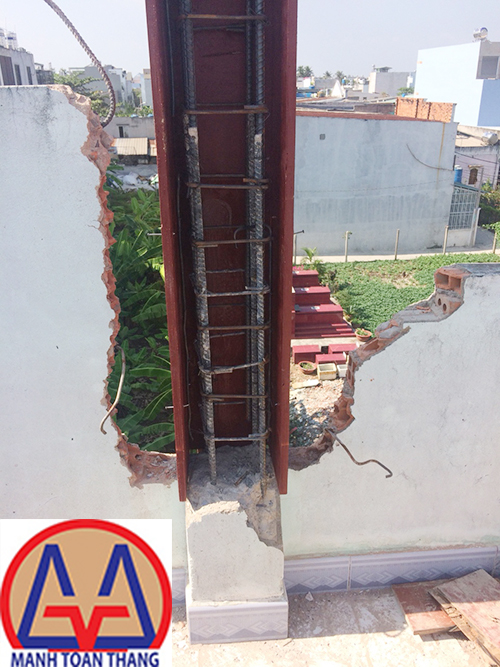 Lắp đặt ván khuôn cột công trình cải tạo nhà