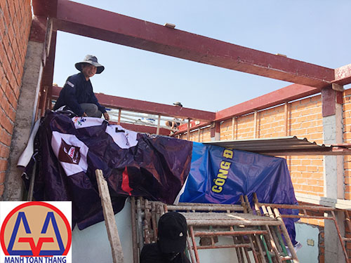 Lắp đặt xong ván khuôn dầm công trình cải tạo nhà