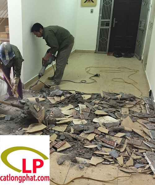 Đục nền gạch tại công trình sửa nhà Bình Dương