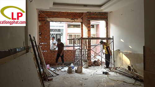 Đục tường tại công trình sửa nhà