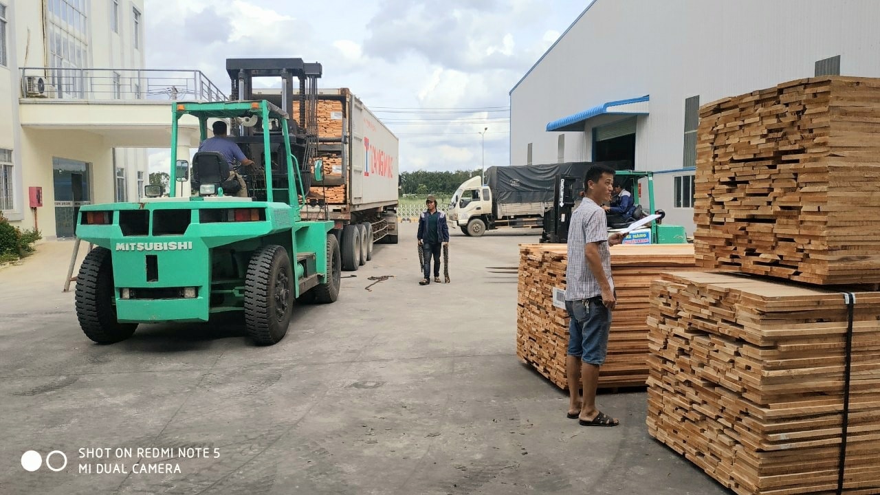 rut-container-go-bang-xe-nang-tai-binh-chuan-binh-duong