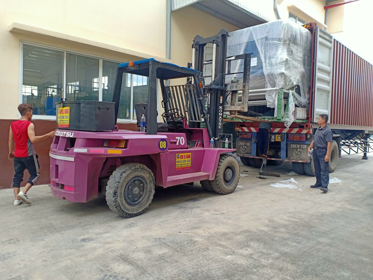 cho-thue-xe-nang-rut-hang-container-tai-tan-phuoc-khanh-binh-duong