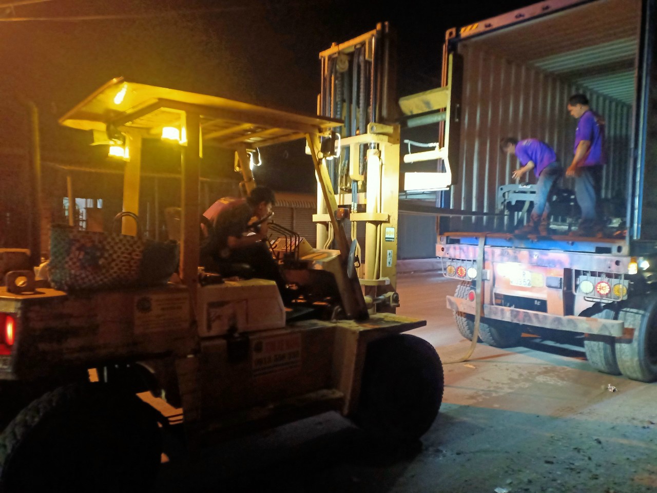 rut-container-go-bang-xe-nang-tai-an-phu-binh-duong