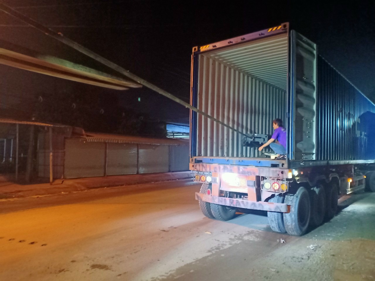 dich-vu-rut-container-go-kcn-nam-tan-uyen-binh-duong