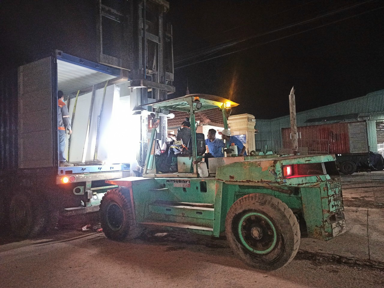 cho-thue-xe-nang-rut-hang-container-tai-binh-chuan-binh-dương