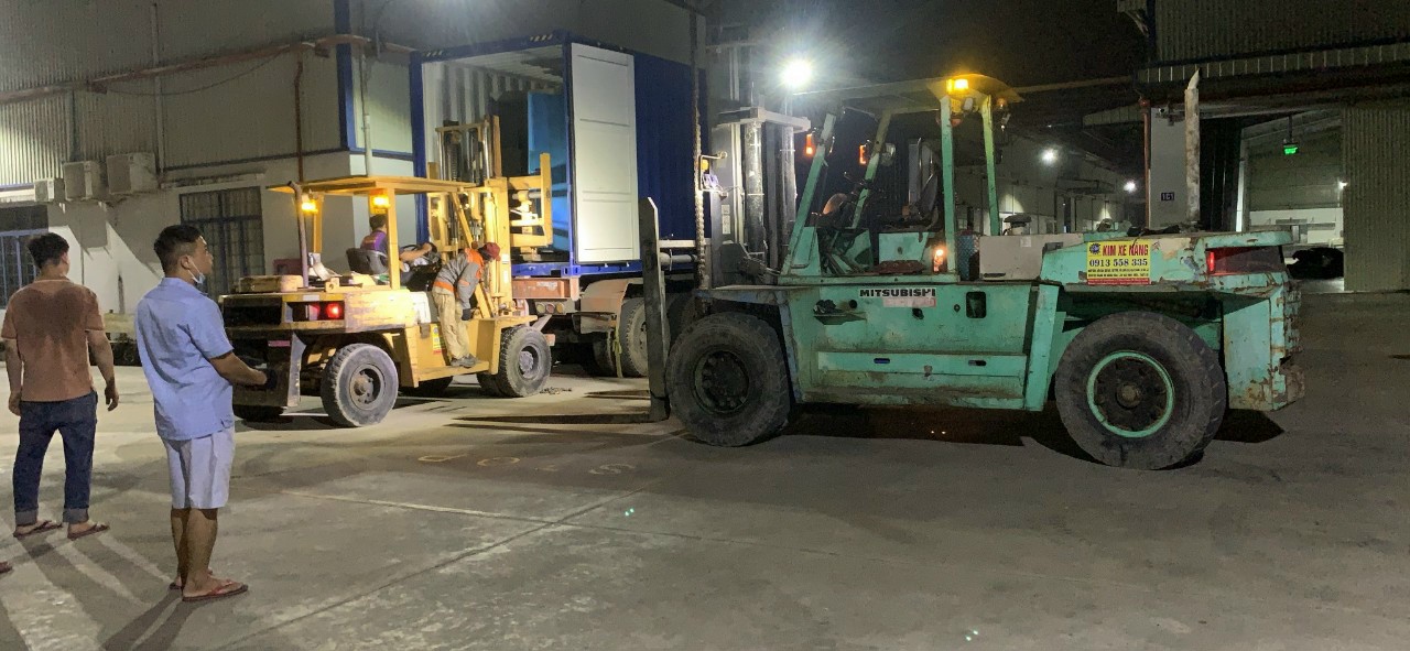 rut-hang-tu-container-bang-xe-nang-tai-kcn-my-phuoc-binh-duong