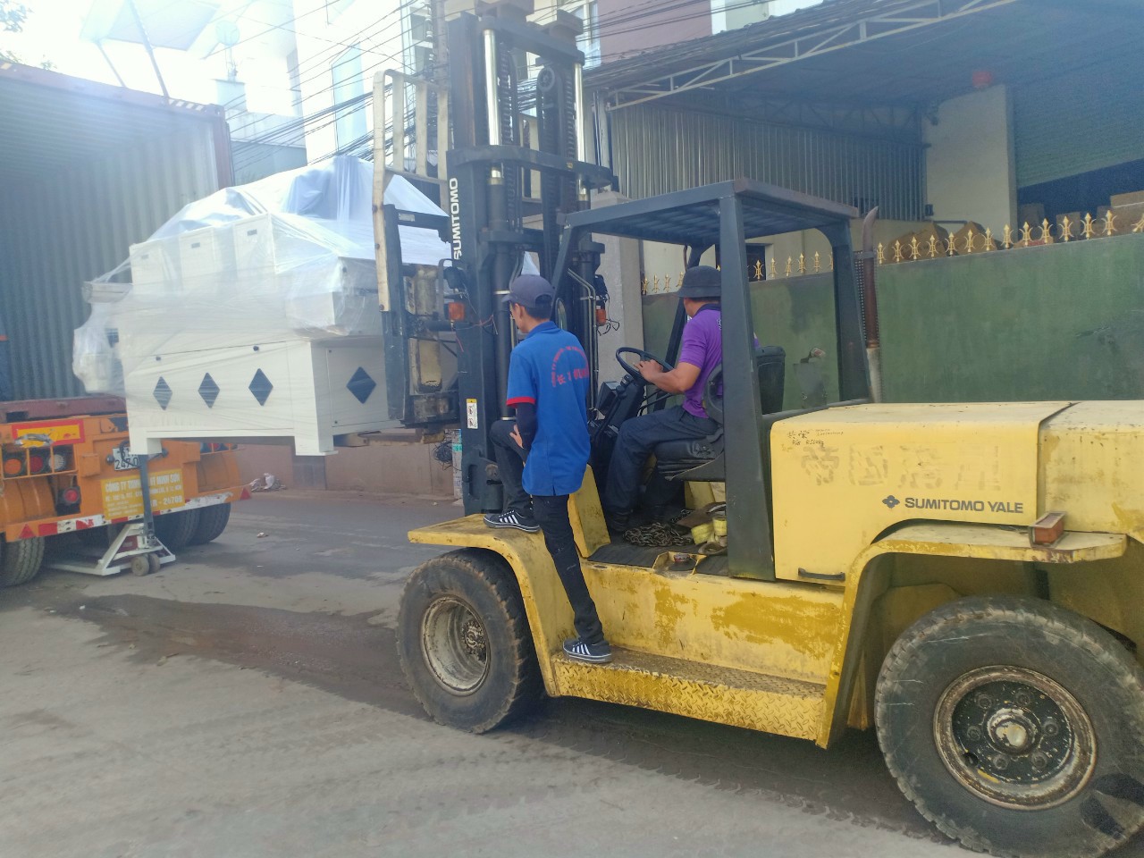 xe-nang-rut-hang-container-tai-binh-chuan-binh-duong