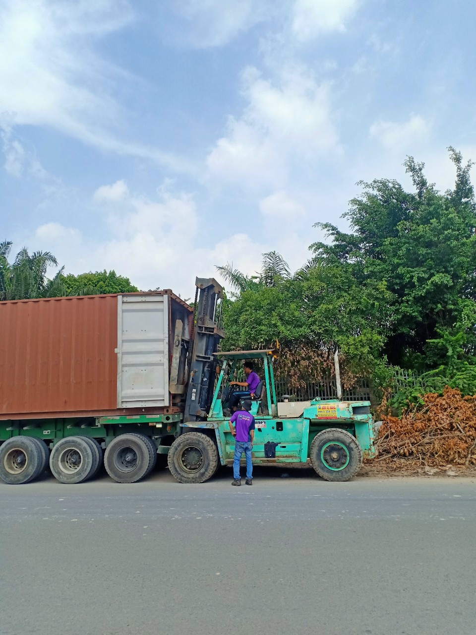rut-container-hang-bang-xe-nang-tai-binh-chuan-binh-duong