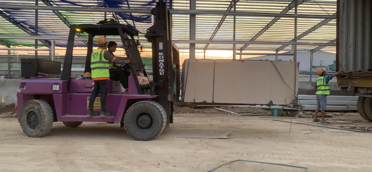 rut-container-go-bang-xe-nang-tai-kcn-vsip-binh-duong