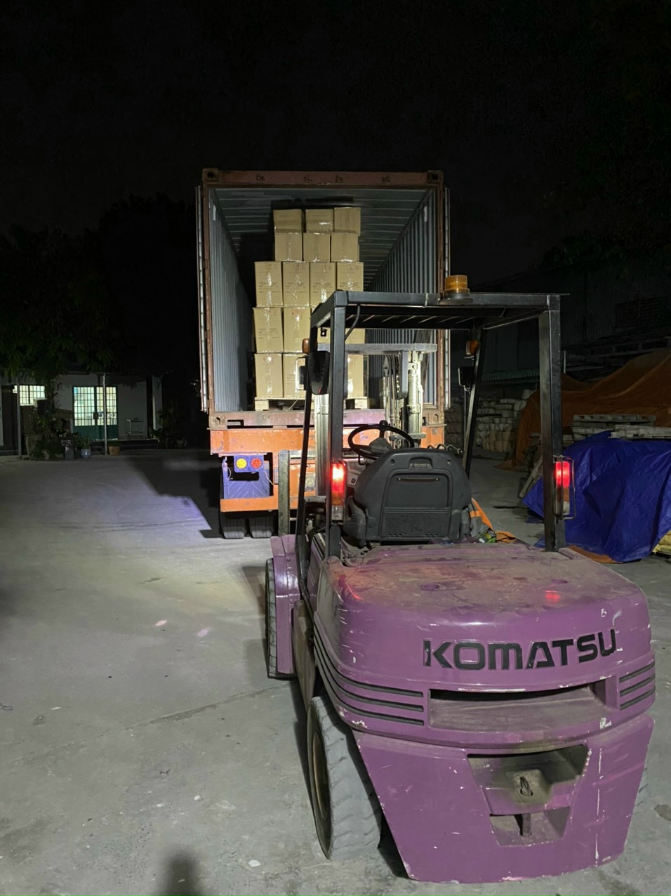 rut-hang-container-tai-nam-tan-uyen-binh-duong