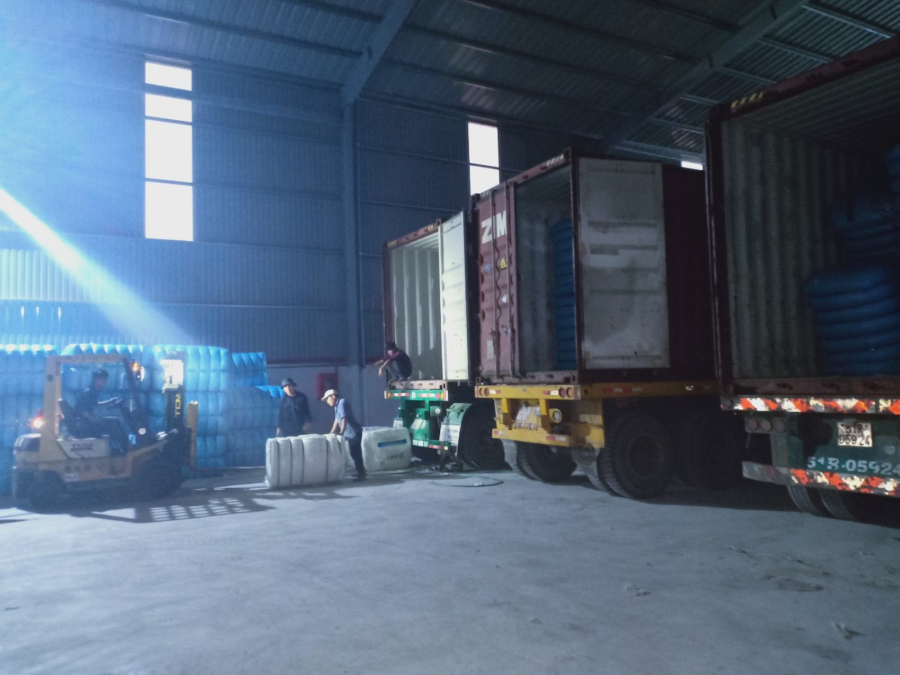 dich-vu-rut-container-hang-bang-xe-nang-tai-thu-dau-mot-binh-duong