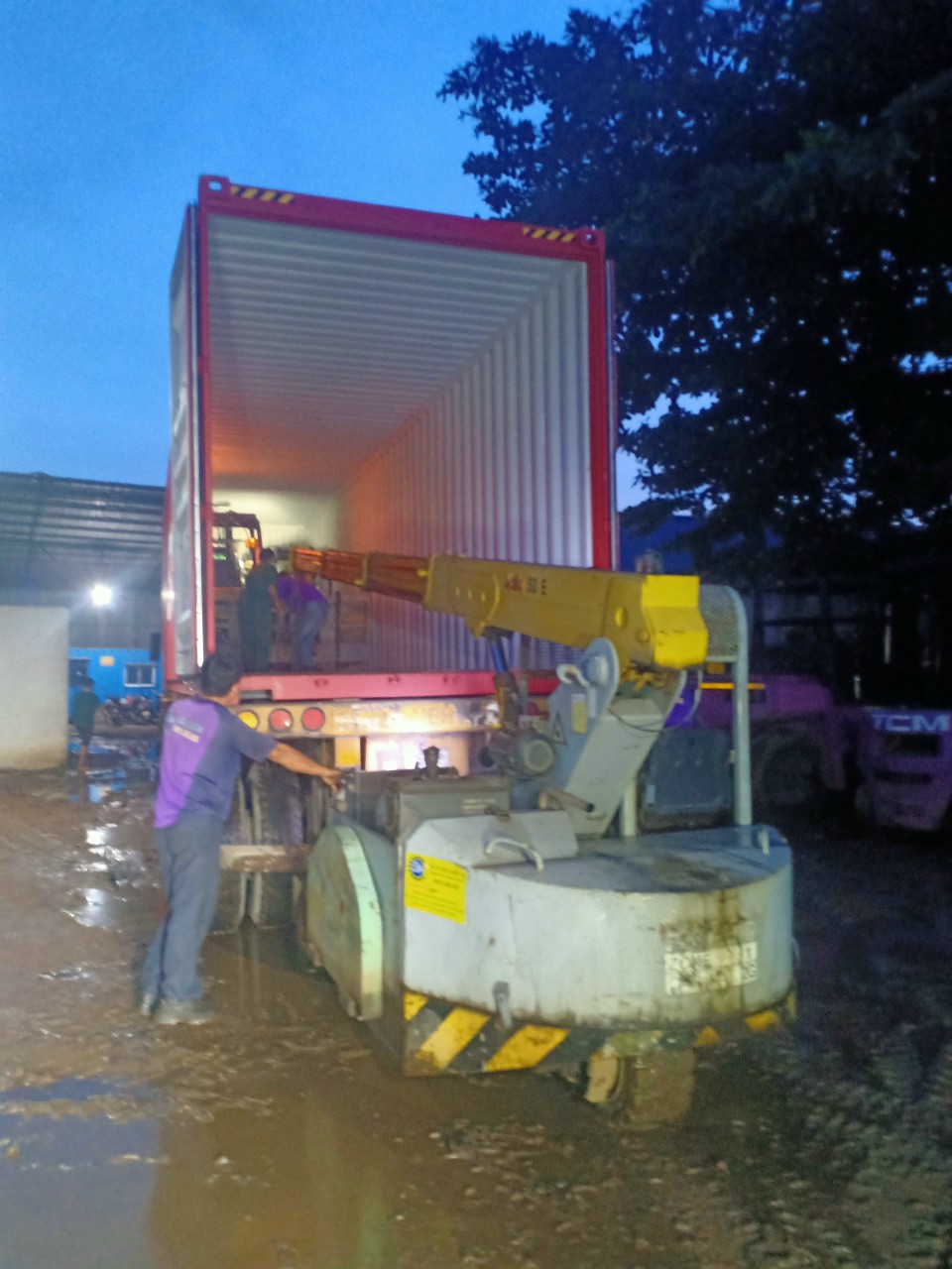 dich-vu-rut-container-va-nang-ha-hang-hoa-kcn-song-than-binh-duong