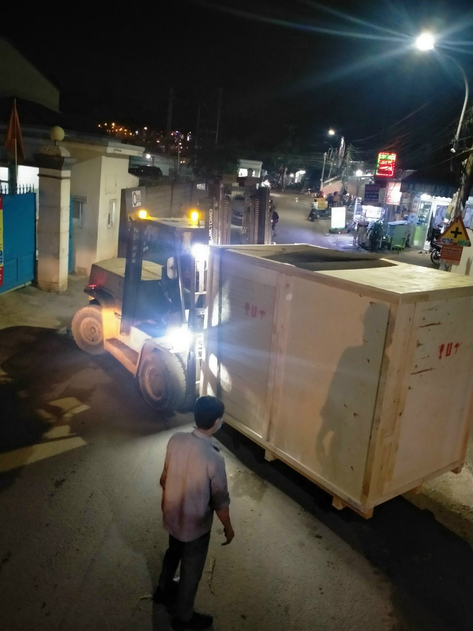 cho-thue-xe-nang-rut-hang-container-tai-tan-uyen-binh-duong