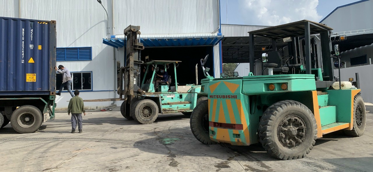 dich-vu-dong-container-hang-bang-xe-nang-tai-di-an-binh-duong