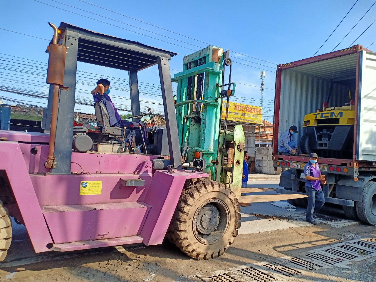 cho-thue-xe-nang-rut-hang-container-tai-tan-phuoc-khanh-binh-duong