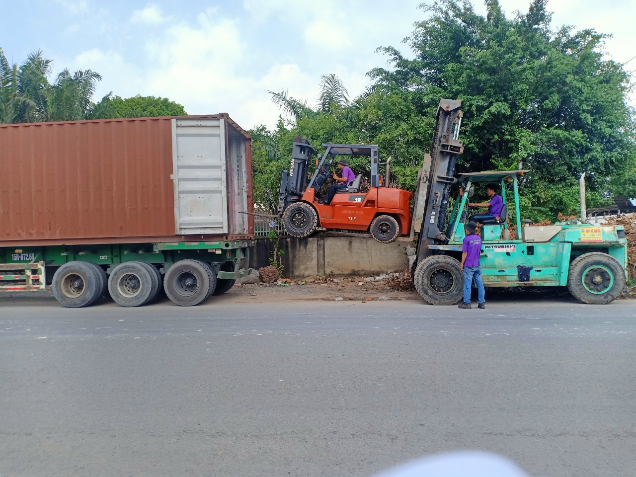 dich-vu-rut-container-hang-bang-xe-nang-tai-lai-thieu-binh-duong