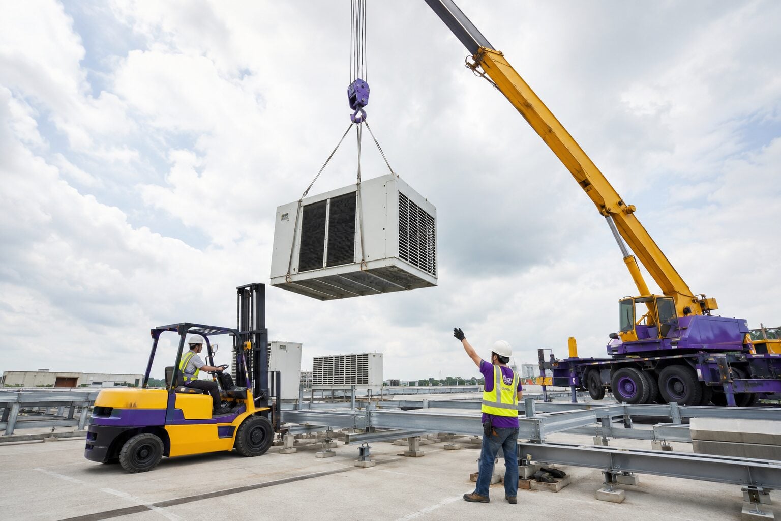 Tài xế xe nâng kiểm tra thiết bị trước khi làm việc